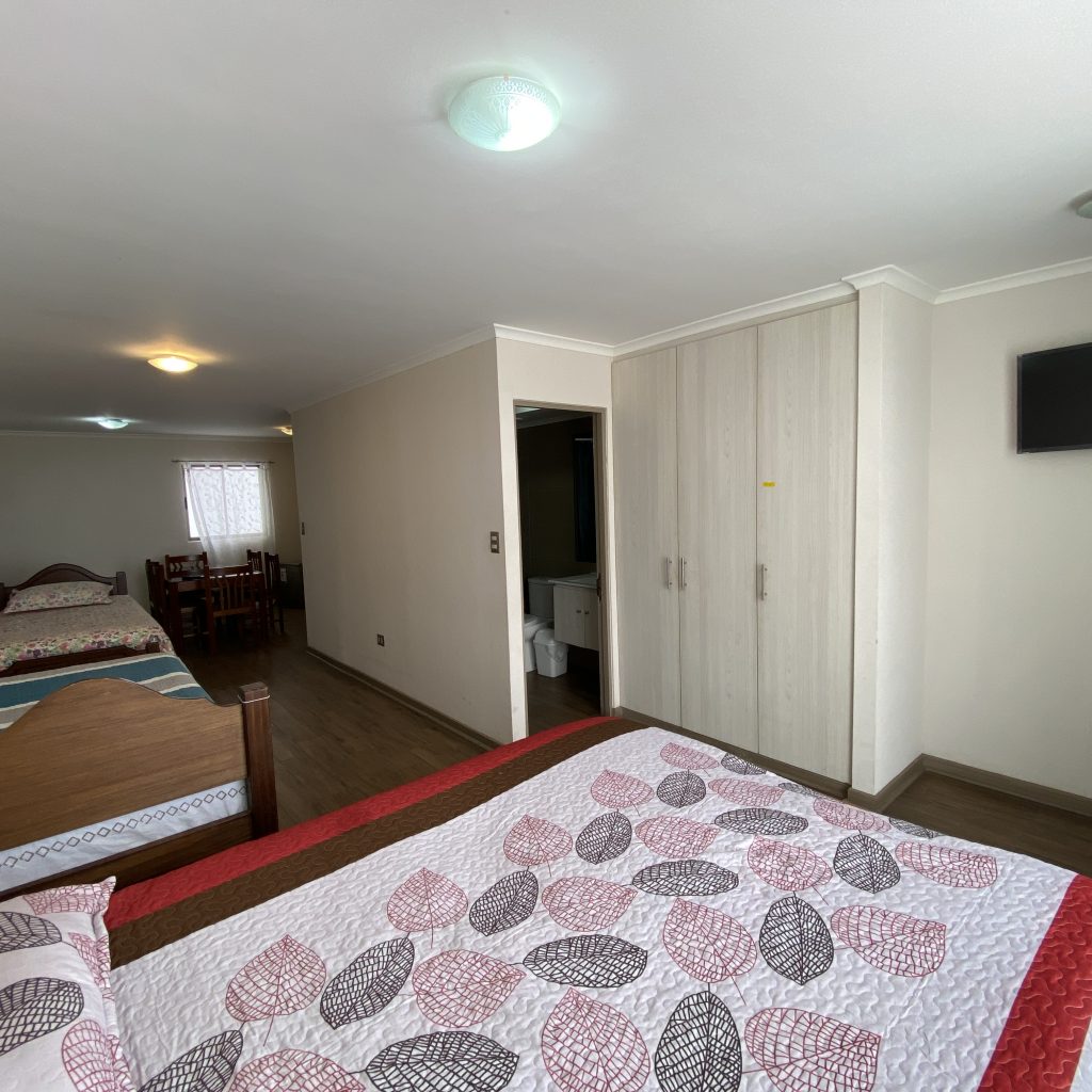 Departamento amplio con múltiples camas