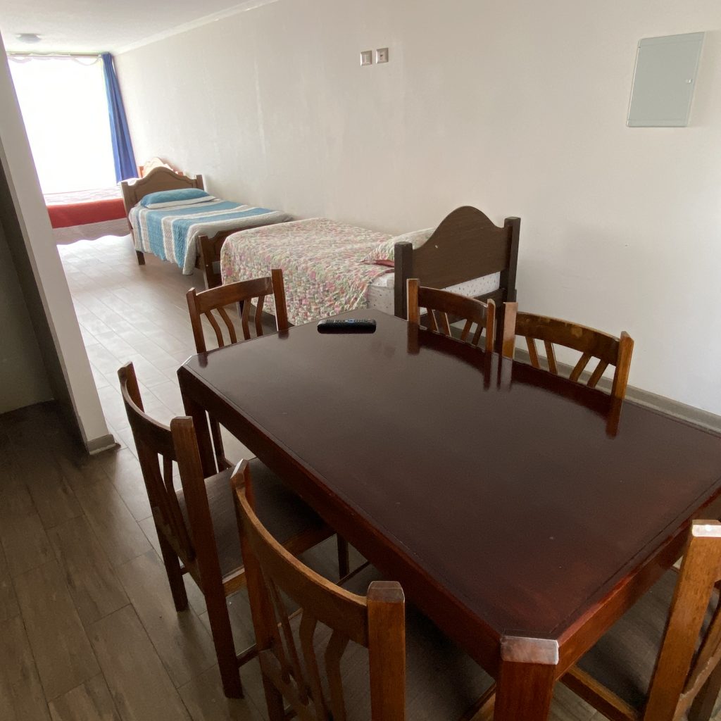 Área de comedor y habitación